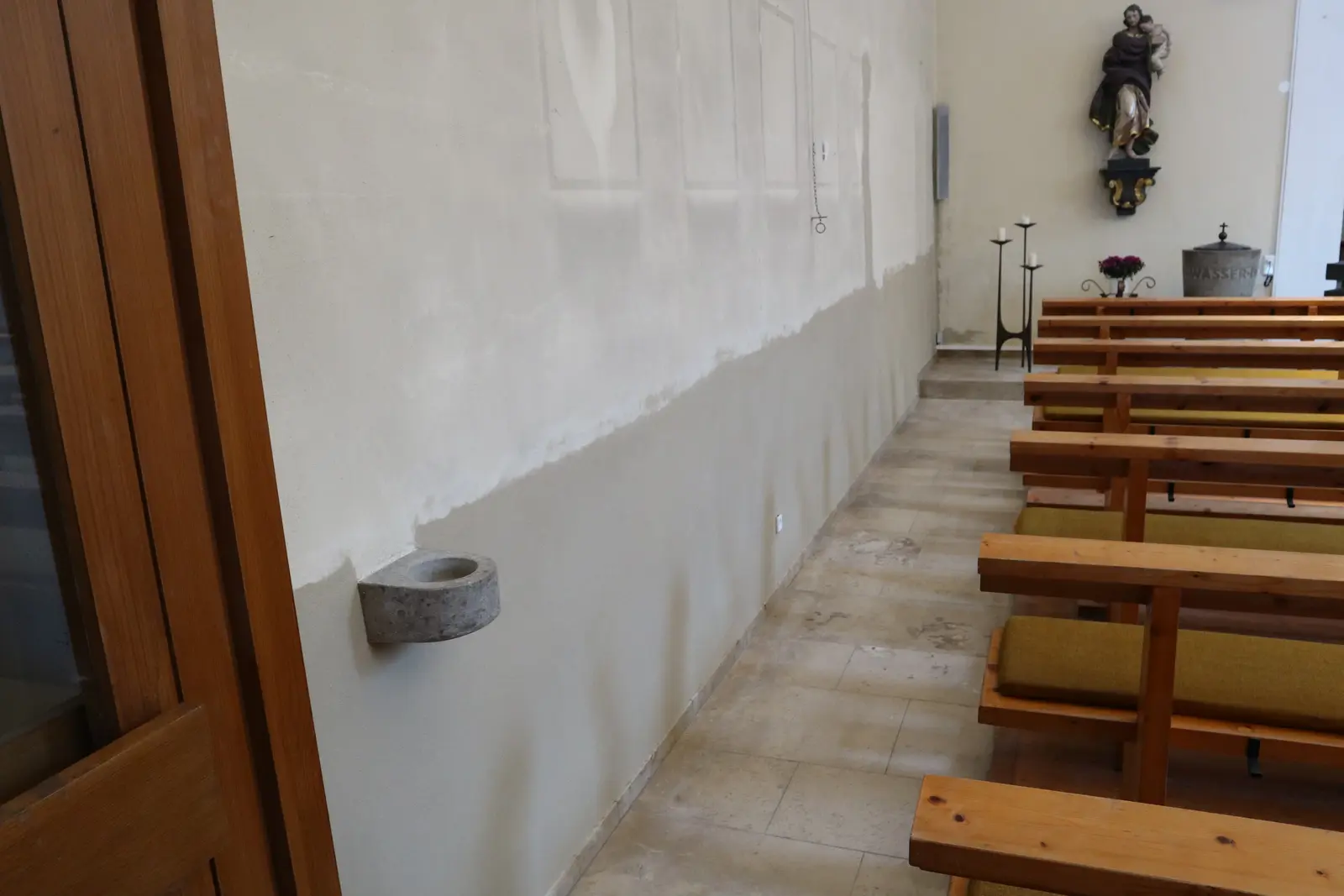 Sockelputz der Kirche, Bubenbach
